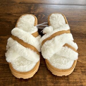 NWT Sole Mates White Fuzzy Slide Slippers Size Small (5-6)